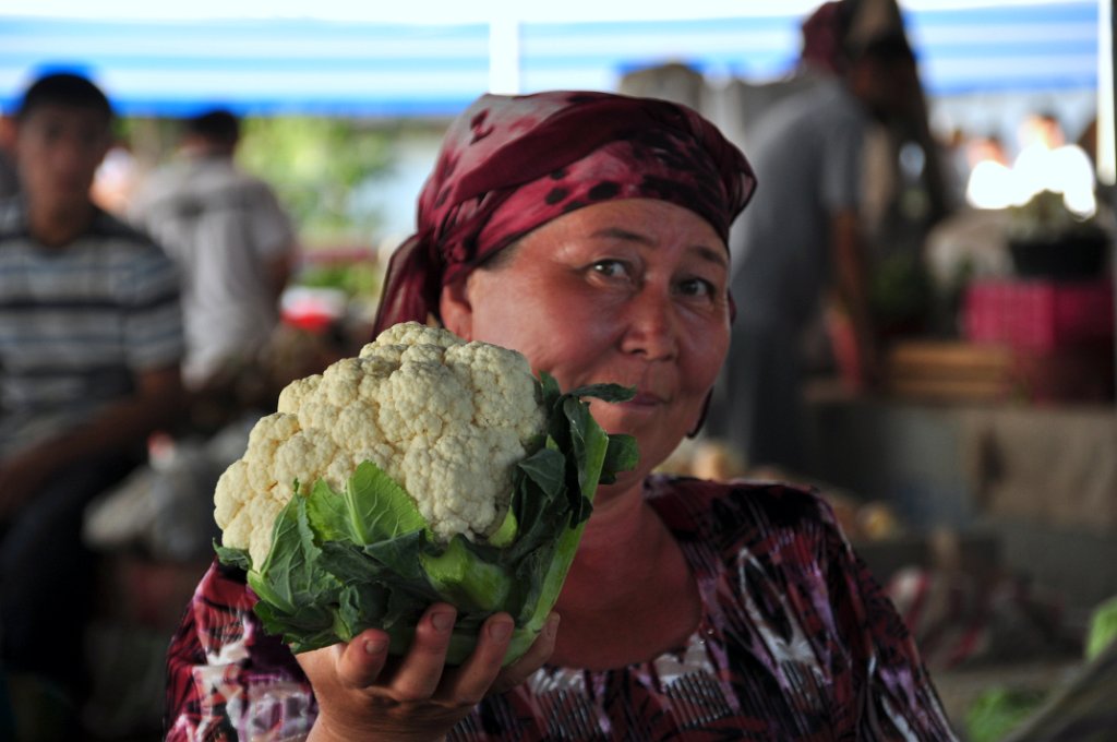 60 Taskent - venditrice a Chorsu.JPG